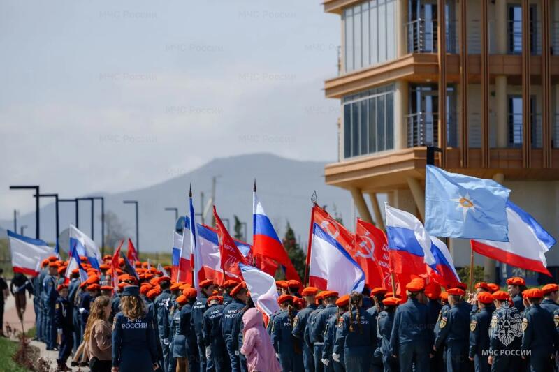 МЧС России провели парад наследников Победы в Тавриде