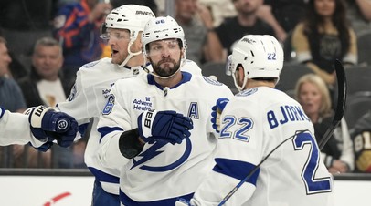 Форвард «Тампа-Бэй» Никита Кучеров празднует гол в матче регулярного чемпионата НХЛ с «Вегасом»