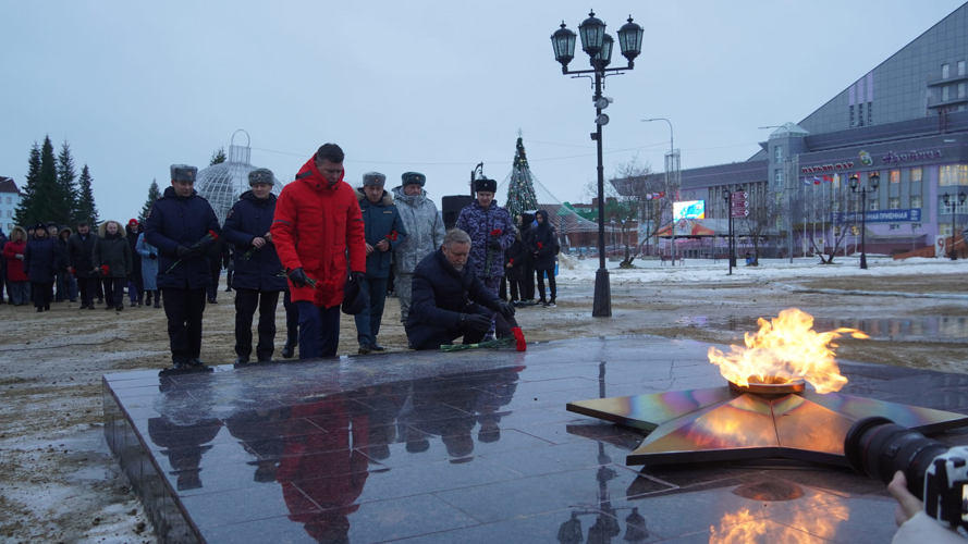 В Нарьян-Маре росгвардейцы возложили цветы в честь Дня Неизвестного Солдата