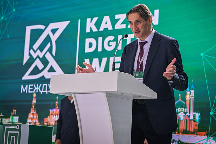 «Давайте в этом году это сделаем! — призвал Качанов. — Пусть первые вузы объявятся, скажут: „Мы — самые передовые!“ Пусть Университет Иннополис, Рустам Нургалиевич [примет участие]»