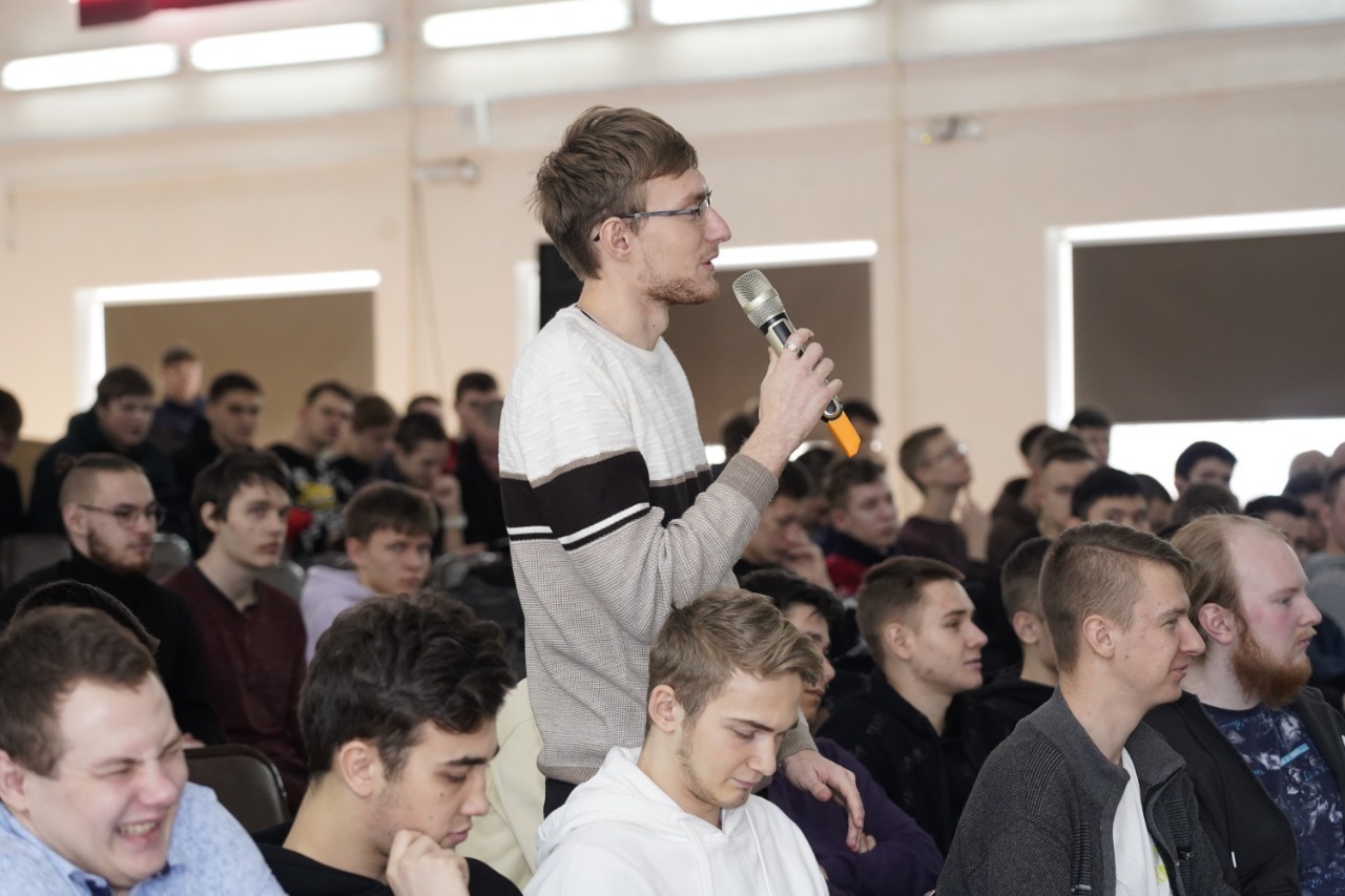 руководитель точки кипения омгту. студенты омска. собрание в университете. студенты фото. омск университеты пары.