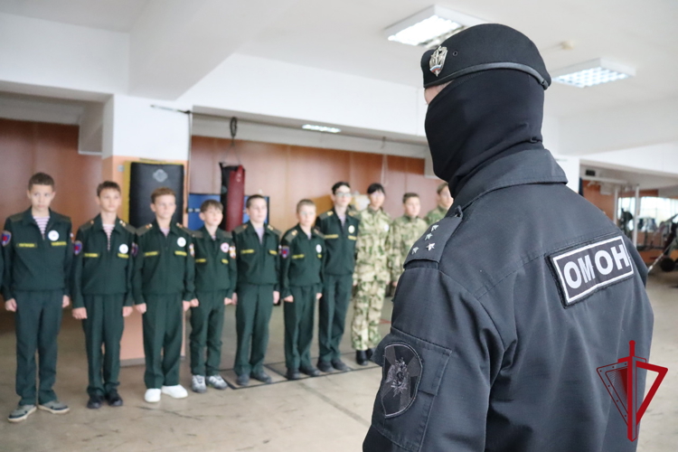 В Магадане ОМОН «Гвардеец» организовал день открытых дверей для подшефных кадет 