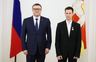 Алексей Текслер вручил государственные и региональные награды южноуральцам. Автор фото - Наиль Фаттахов 