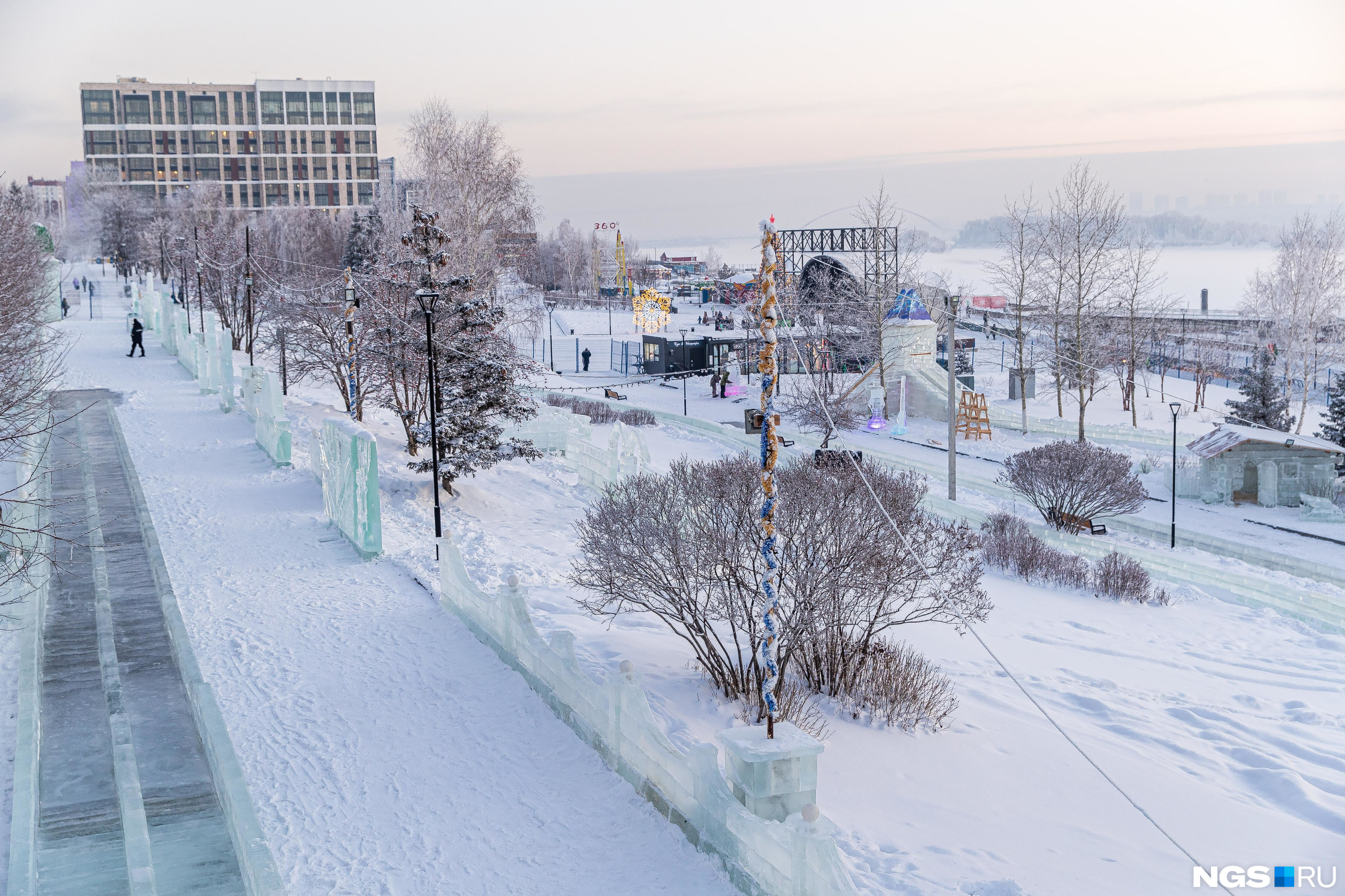 ледовый городок на набережной