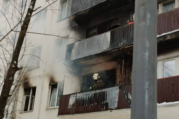 Огонь вспыхнул на втором этаже многоквартирного дома