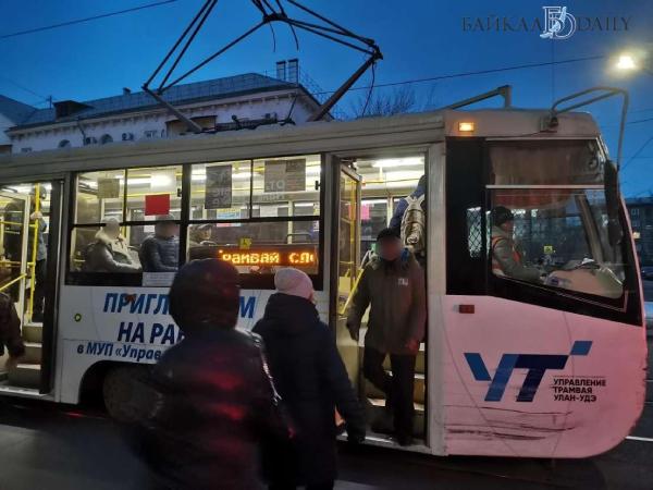 Улан удэ отключение. Новые трамваи в Улан Удэ салон. Рабочий серый трамвай с стеклянной окошке в Улан Удэ. Умная остановка в Улан-Удэ.