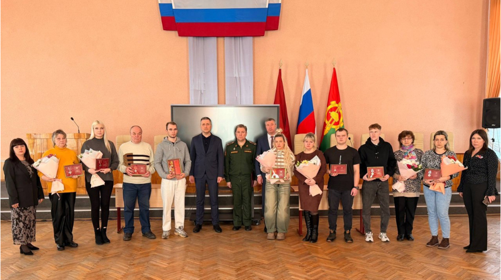 В Клинцах семьям погибших военнослужащих в ходе СВО передали награды