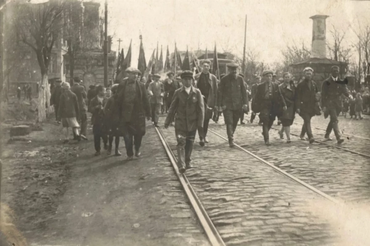 Первомайская демонстрация 1932 года, которую возглавляет руководство завода «Ростсельмаш» (третий слева − директор Николай Глебов-Авилов).
