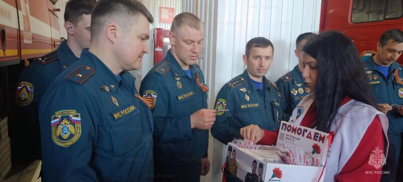 В преддверии Дня Победы сотрудники подразделений МЧС России по Югре присоединились к акциям «Георгиевская ленточка» и «Красная гвоздика»