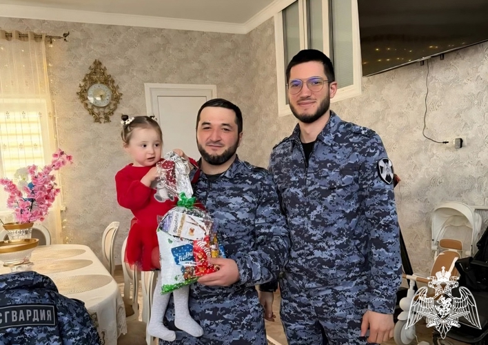 В Дагестане росгвардейцы поздравили семьи погибших коллег с наступающим Новым годом