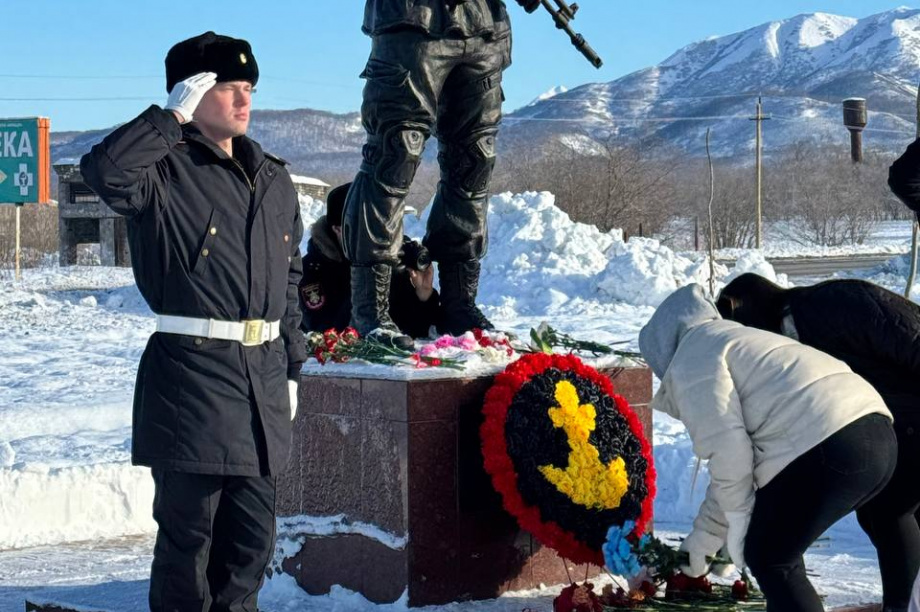 На Камчатке состоялся автопробег в поддержку бойцов СВО и в честь Дня морской пехоты. . Фотография 5