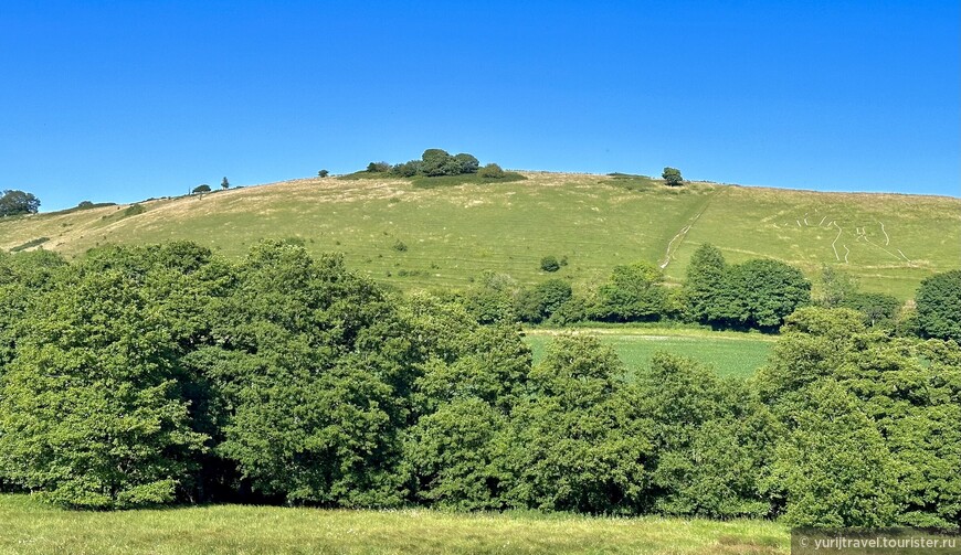 Справа видна фигура Cerne Abbas