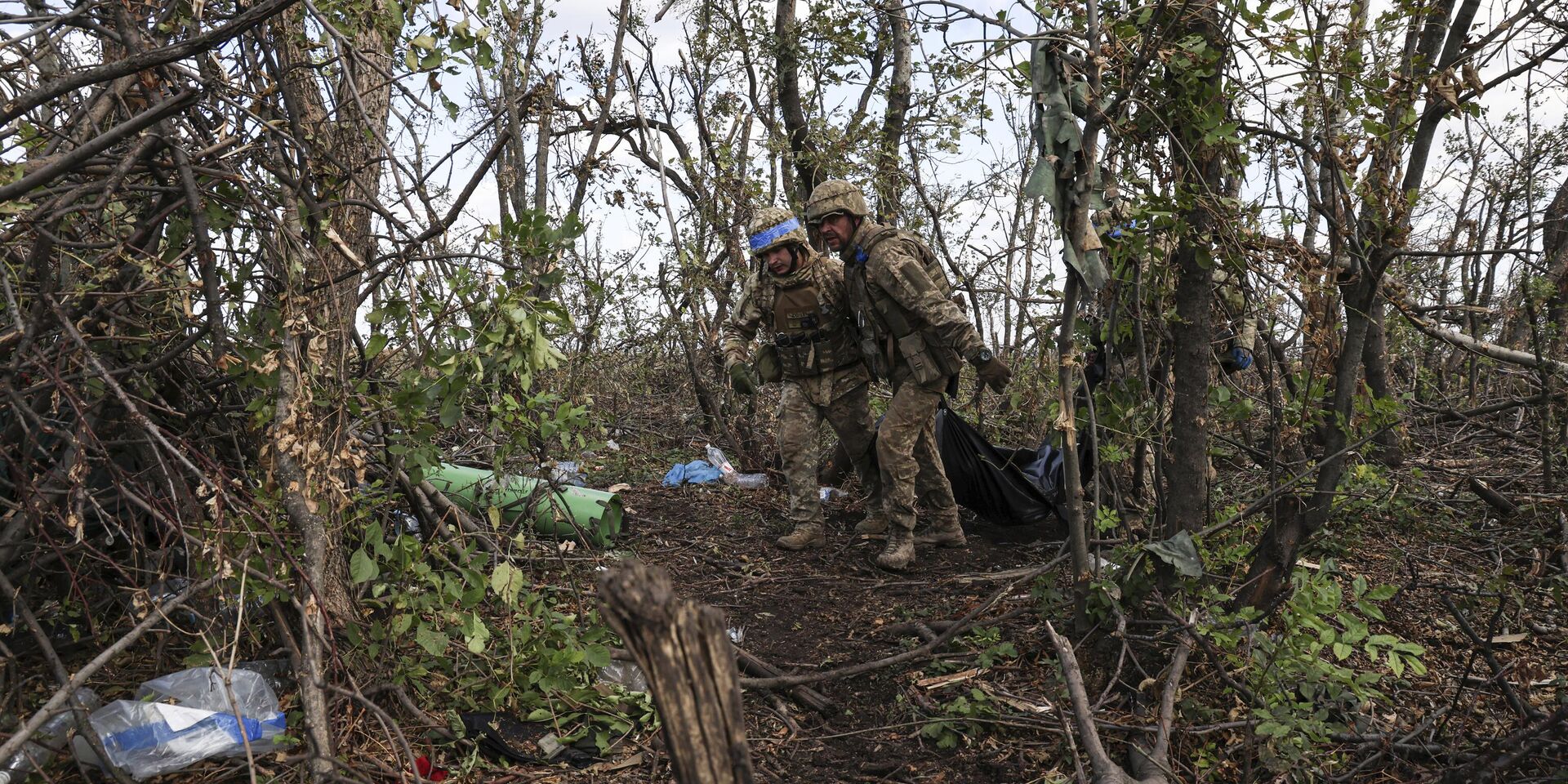 Украинские военнослужащие тащат мешки с телами убитых украинских солдат на линии фронта в нескольких километрах от Андреевки, Донецкая область - ИноСМИ, 1920, 21.11.2024