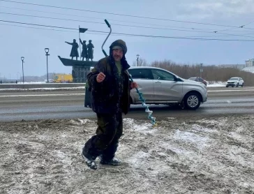 Фото: Рыбак застрял на неокрепшем льду посреди реки в Кузбассе 2