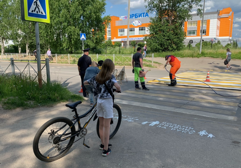 Пеший переход. Пешеходный переход. Пешеходная разметка. По переходу пешком. Надписи перед пешеходным переходом.