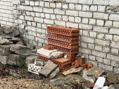 В Саратове на Шелковичной у 10-этажки рухнула часть фасада