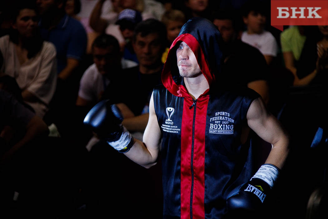 Выйти на ринг это. Выйти на ринг это. Ринг. Боксерский ринг. Девушки с номерами раундов на ринге.