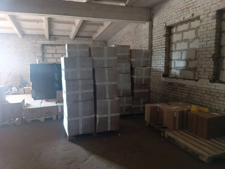 Крупную партию нелегального алкоголя и табака обнаружили псковские таможенники