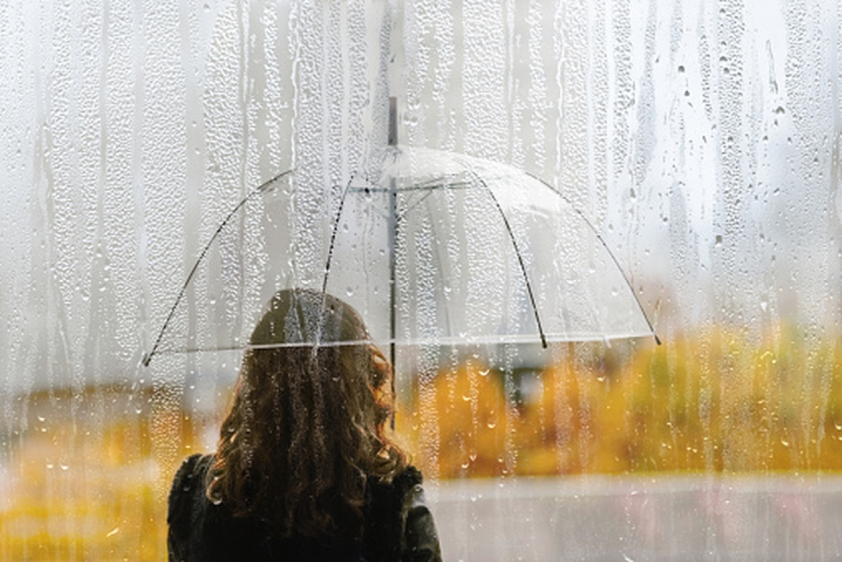 August rain. Девушка дождь. Осень дождь девушка. Девочка дождь. Девочка и дождик.