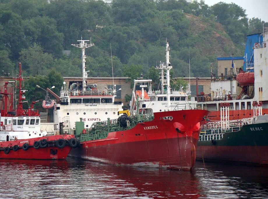 Фото: соц.сети | Морское ЧП: швартовка танкера в Находке закончилась повреждением другого судна