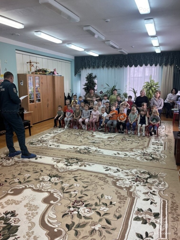 В Ровеньках сотрудники МЧС России проводят занятия с дошкольниками
