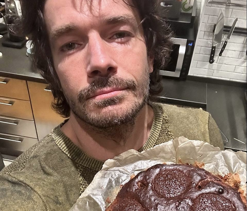 Актера из Саратова назвали мужчиной мечты из-за шоколадного пирога