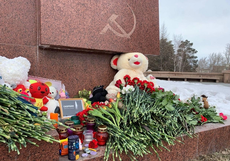 Один из стихийных мемориалов в память о жертвах теракта в Челябинске у памятника Орленку