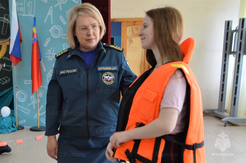 Курс на безопасность: специалисты «чрезвычайного» ведомства проводят занятия с юными кузбассовцами