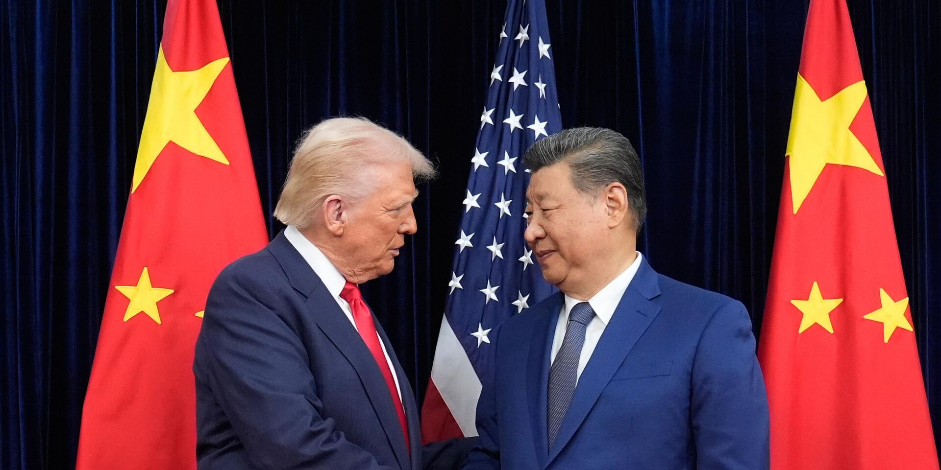 Президент США Дональд Трамп и председатель КНР Си Цзиньпин в Пусане, Южная Корея - ИноСМИ, 1920, 31.12.2025