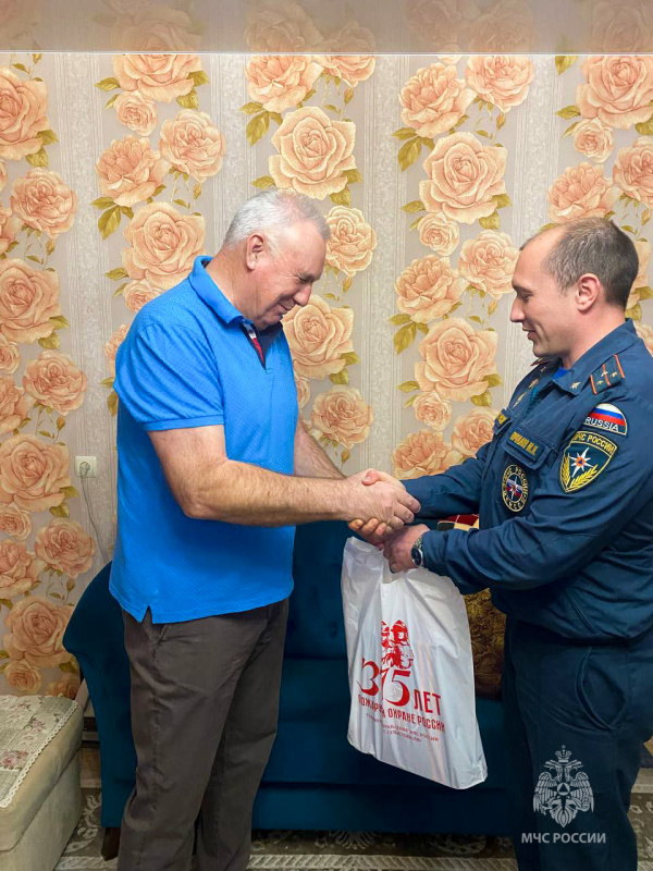 Сотрудники МЧС России по Севастополю поздравили ветеранов чрезвычайного ведомства в Днём пожарной охраны