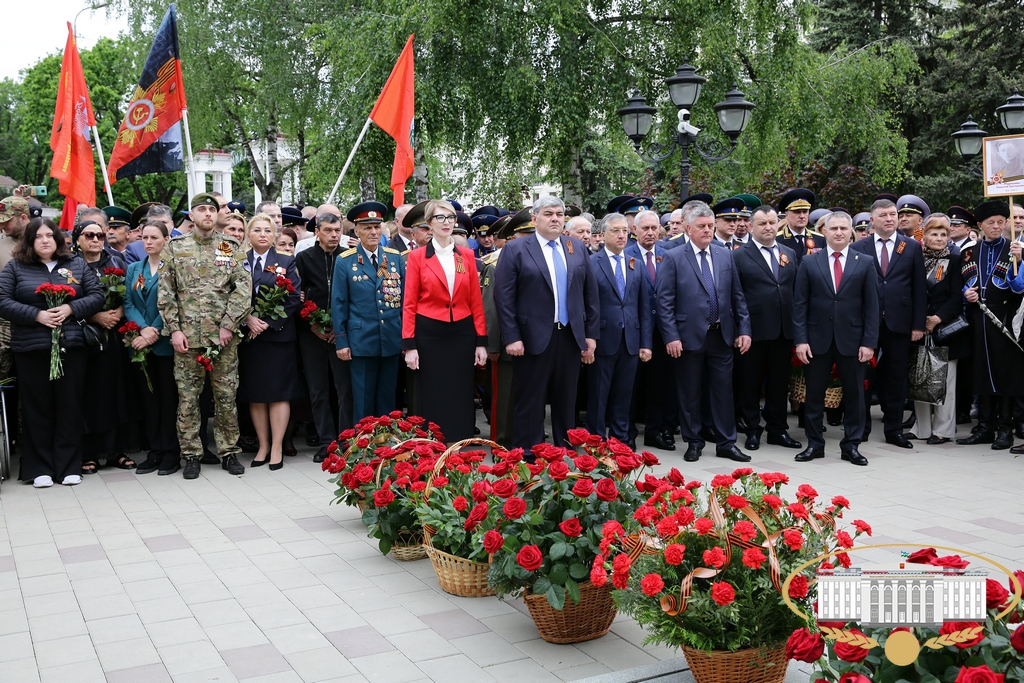 Парламентарии возложили цветы к мемориалу 