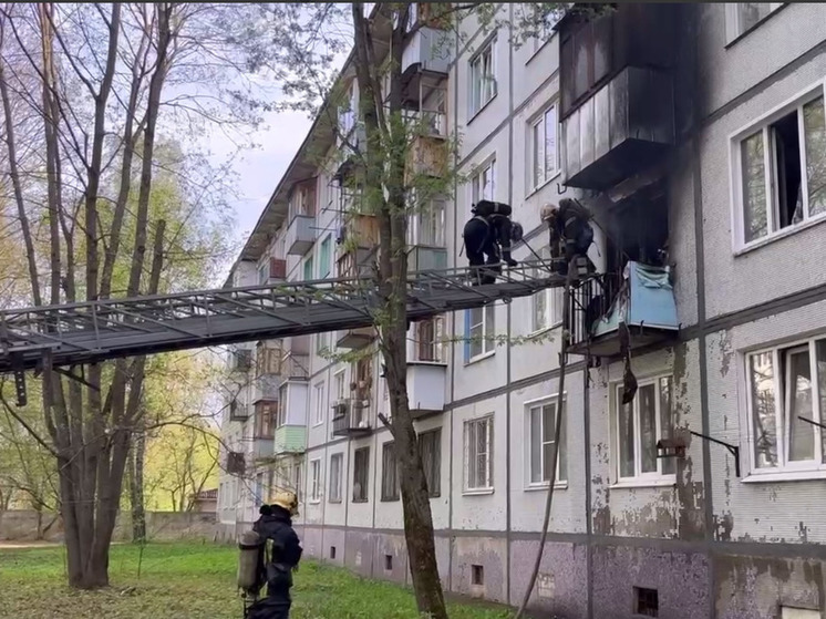 В Иванове 30 апреля пожарные эвакуировали двенадцать человек из горящего дома