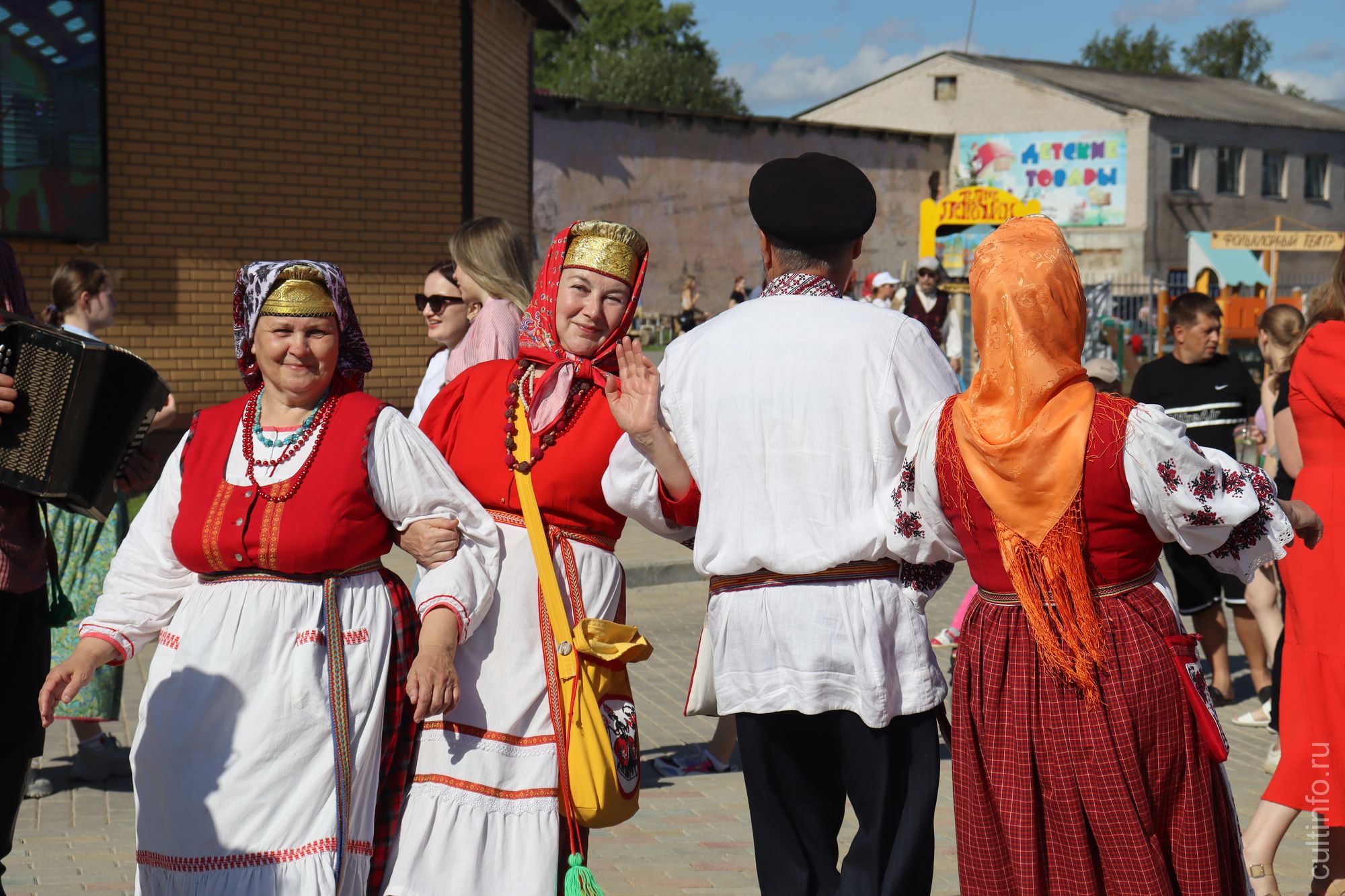 Когда следующий фестиваль. Флип фест. Фестиваль сурский яр этнокультурный. Сцены фестивалей россии. Молодежь студенты.