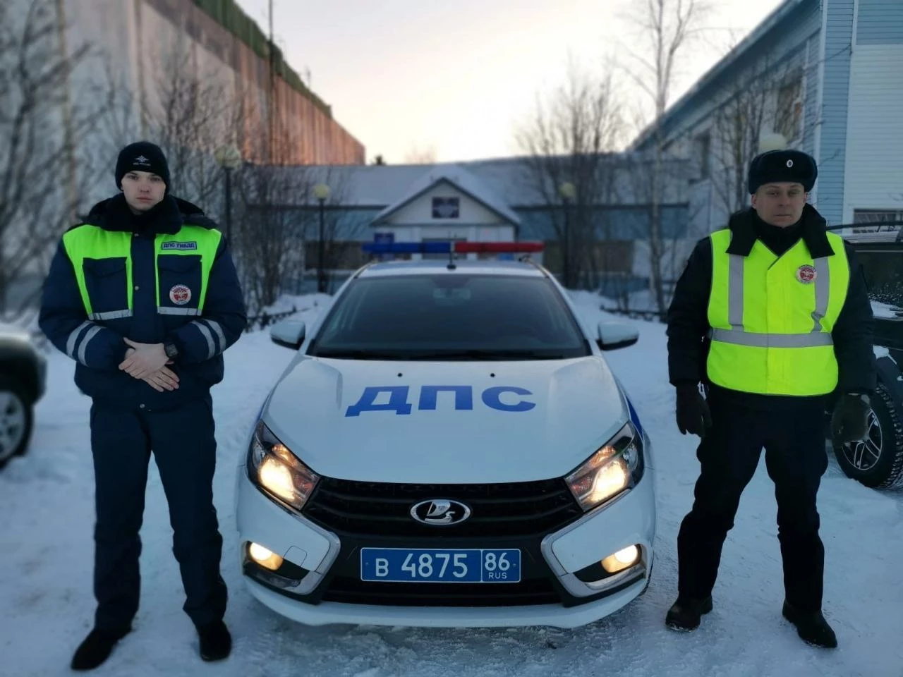 На трассе в Нижневартовском районе автоинспекторы спасли водителя, который не мог поменять колесо