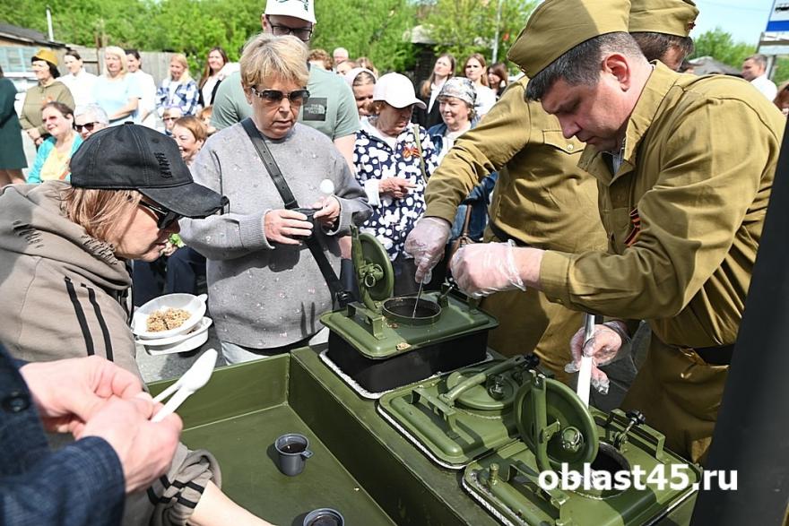 В Кургане возле офиса Сбера провели концерт ко Дню Победы