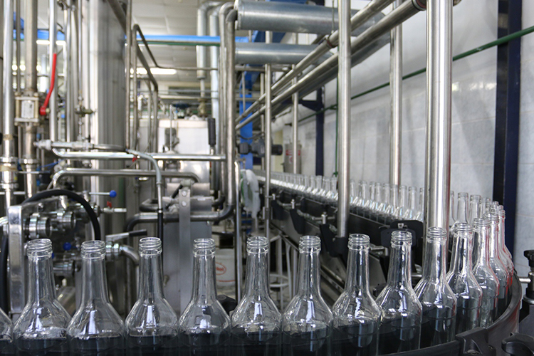 Сама сделка вписывается в тренд последних лет: крупные активы и целые отрасли Татарстана постепенно переходят в руки федеральным игрокам: так было с оборонкой, ретейлом, банковским сектором, нефтехимией. Дошла очередь и до алкоголя