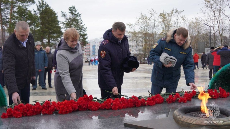 В Ноябрьске проходит второй день «Конгресса безопасности Арктики 2024».День начался с возложения цветов к мемориалу на площади Памяти.