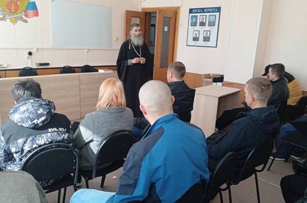 Осужденные, состоящие на учете в УИИ УФСИН России по Курганской области, встретились со священнослужителем