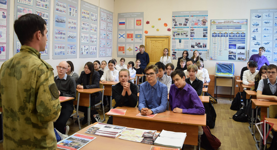 Сахалинские росгвардейцы рассказали детям об опасных группах в социальных сетях 
