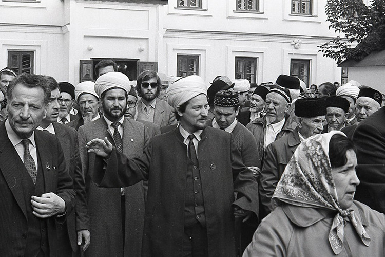 В 1989 году Талгат хазрат организовал всероссийское празднование 1100-летия принятия ислама Волжской Булгарией