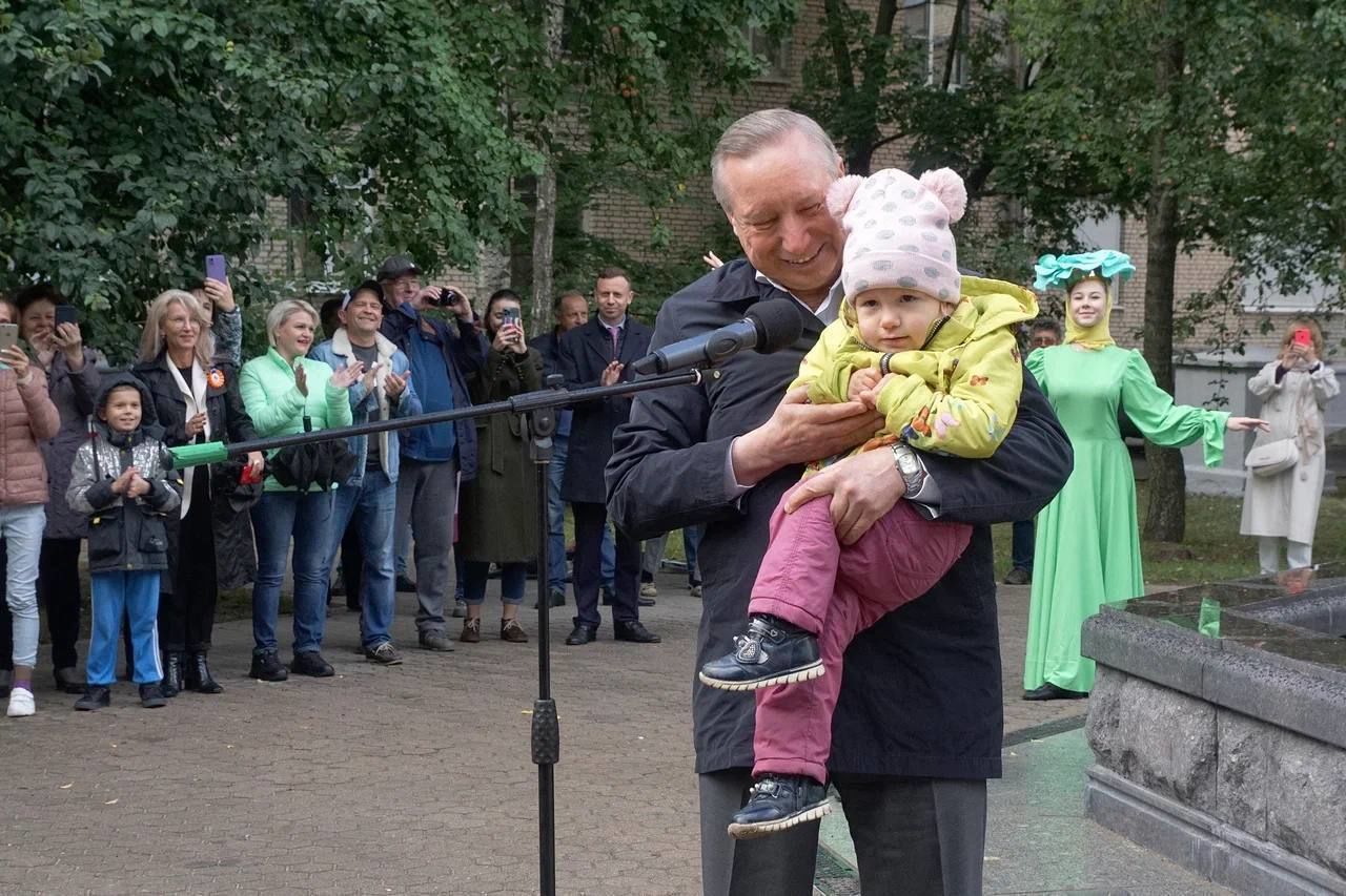 Жители получили. Александр Беглов посетил Колпино. Беглов в Колпино. Жители города. Беглов в Колпино у Стеллы.