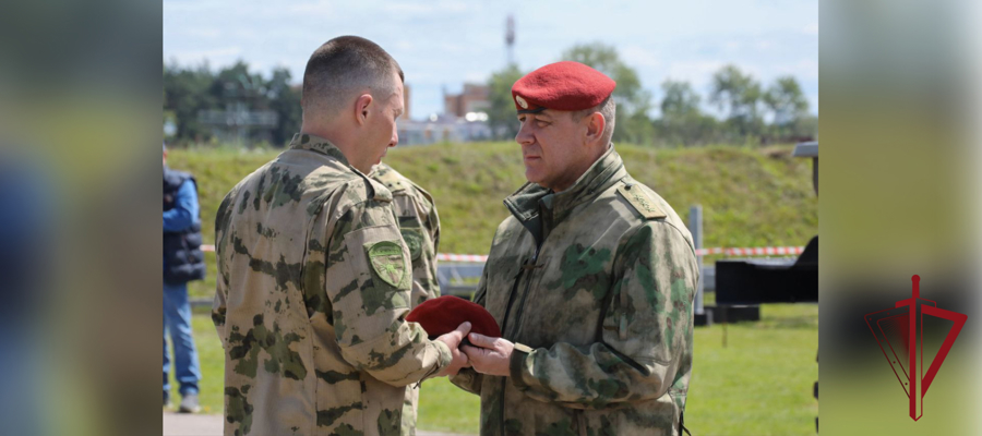 Генерал-полковник Юрий Яшин поздравил спецназовцев, которые успешно прошли квалификационное испытание на право ношения крапового берета