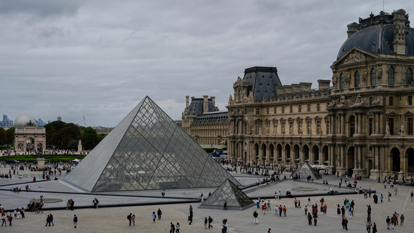 «Ювелирный магазин защищён лучше»: западные СМИ — о скандальном ограблении Лувра и «системном провале» Макрона
