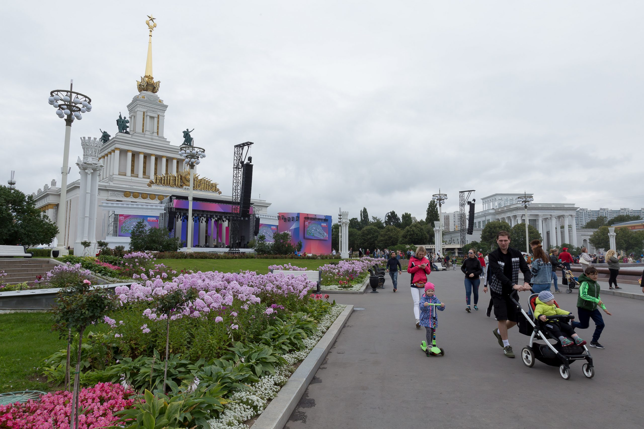 Что проходит на вднх. Центральная аллея ВДНХ. Главная аллея ВДНХ. Гастрофестиваль на ВДНХ. Фестиваль на ВДНХ.