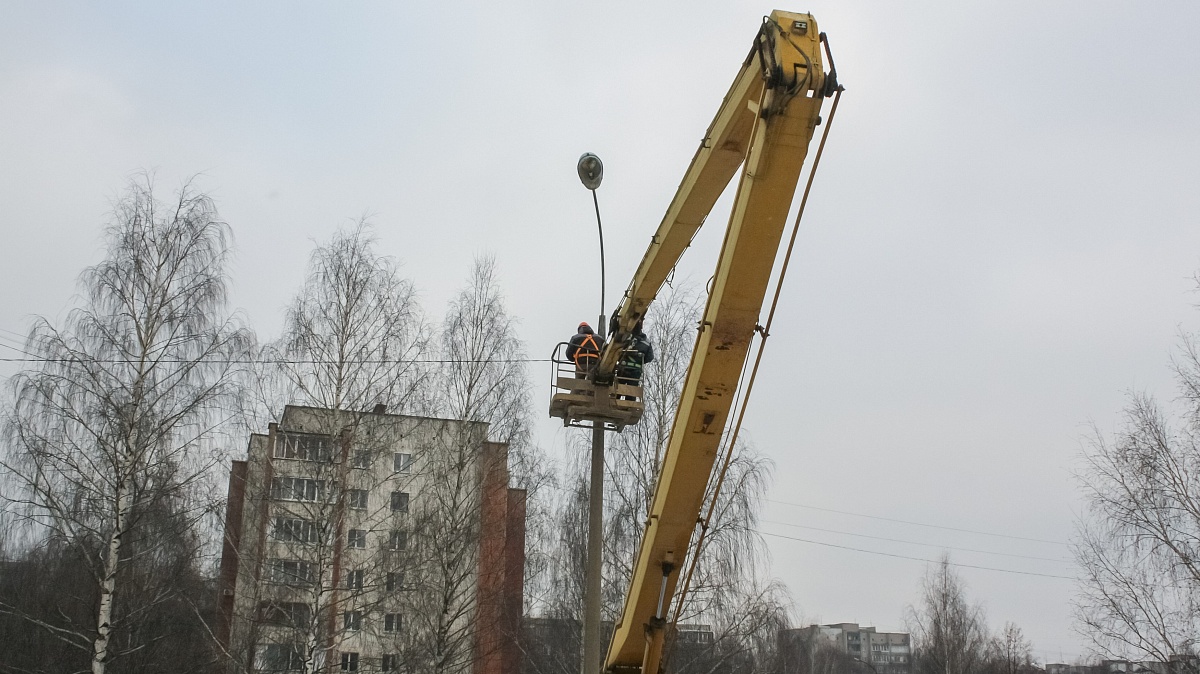 Киров установка. Восстановили уличное освещение.