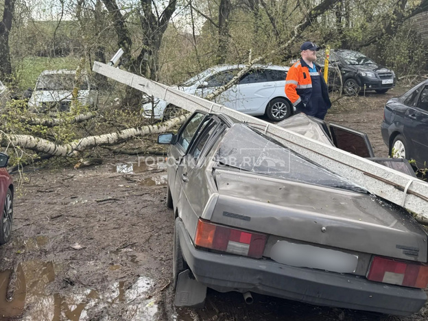 В Кирове из-за грозы падают деревья, окна и заборы. Фото