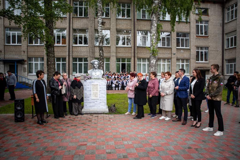 В Курске в школе №43 прошло открытие Тимуровского сквера