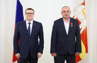 Алексей Текслер вручил государственные и региональные награды южноуральцам. Автор фото - Наиль Фаттахов 