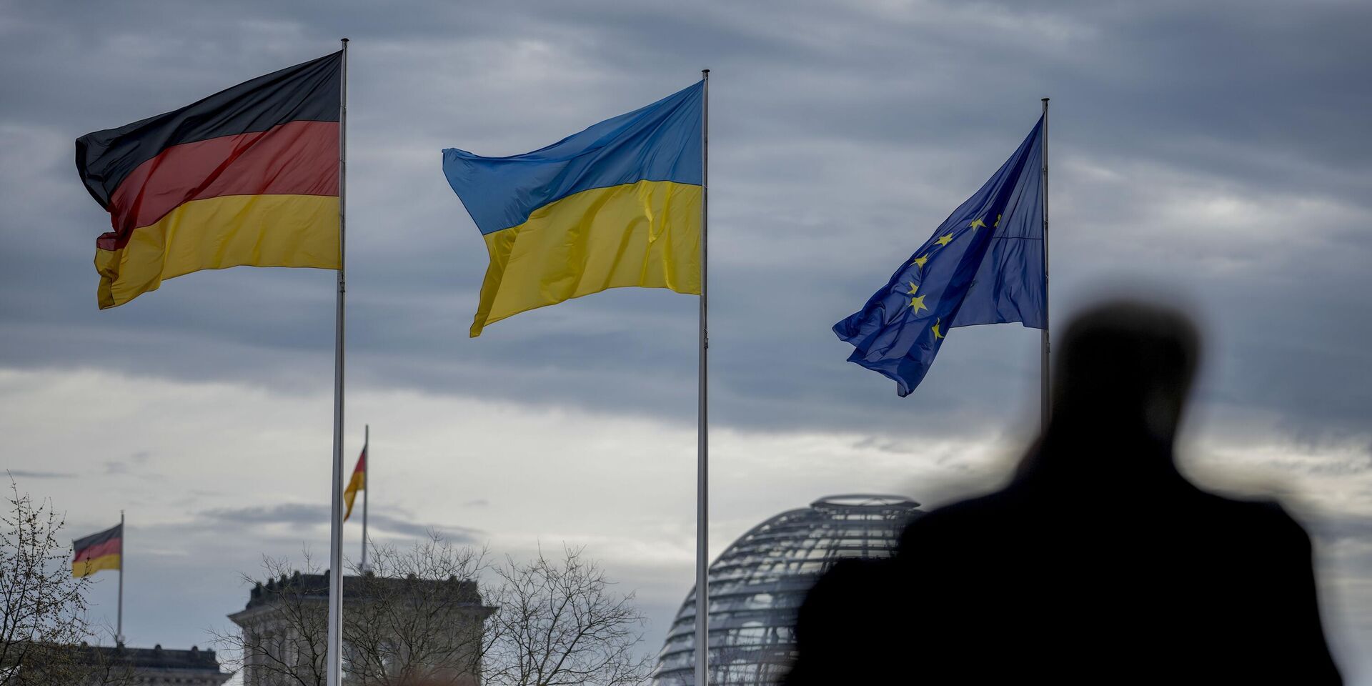 Флаги Германии, Украины и ЕС развеваются перед зданием Рейхстага в Берлине, Германия, пятница, 16 февраля 2024 года. - ИноСМИ, 1920, 24.07.2025
