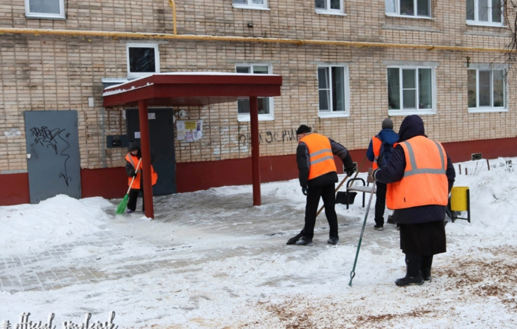 Сотрудники управляющей компании. Мужчина убирается. Полезные хитрости для уборки. Девушка пылесосит. Влажная уборка.